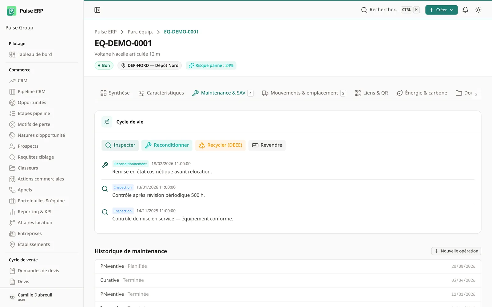 Fiche d’une nacelle articulée identifiée par un numéro d’inventaire, avec son état (« Bon »), son dépôt de rattachement et un indicateur de risque de panne. Une barre d’onglets chiffre les opérations de maintenance et les mouvements rattachés ; en dessous, une frise de cycle de vie horodatée (inspection, reconditionnement) précède la liste des interventions passées et planifiées avec leur type et leur statut.