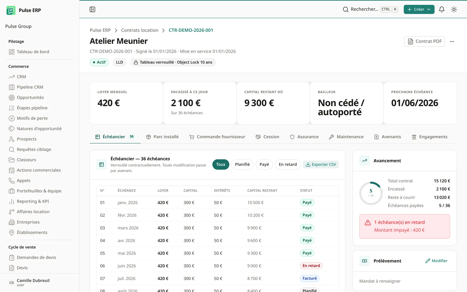 Contrat de location longue durée d’un client, marqué « Actif » et verrouillé, avec ses dates de signature et de mise en service. Cinq indicateurs résument le loyer mensuel, l’encaissé, le capital restant dû, le statut de cession et la prochaine échéance. L’échéancier détaille chaque loyer (rang, période, capital, intérêts, capital restant) avec un statut payé, en retard, facturé ou planifié ; un panneau latéral suit l’avancement et signale une échéance impayée.