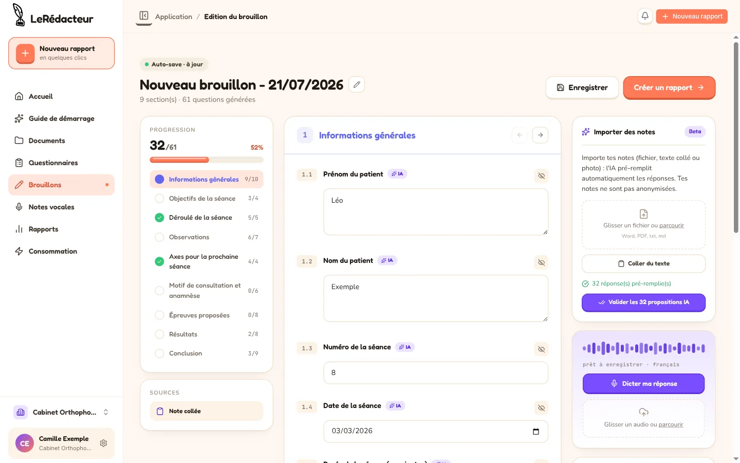 Édition d’un brouillon à 52 % de progression (32 réponses sur 61) : un volet de gauche suit l’avancement section par section, le centre présente des réponses pré-remplies marquées « IA » sur des données fictives, et un volet de droite permet d’importer des notes, de coller du texte ou de dicter une réponse vocale. Un bouton met en avant l’étape « Valider les 32 propositions IA ».