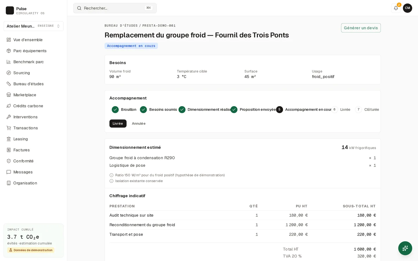 Dossier d’accompagnement d’une étude fictive : les besoins en froid saisis (volume, température cible, surface, usage), une frise de sept étapes dont quatre franchies, une en cours et deux à venir, puis le dimensionnement estimé en kW frigorifiques et un chiffrage indicatif détaillé ligne à ligne.